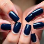 Ciemno niebieskie paznokcie w eleganckim wydaniu z połyskiem