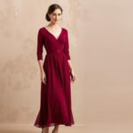 Elegancka sukienka midi w kolorze burgundowym idealna na wesele we wrześniu