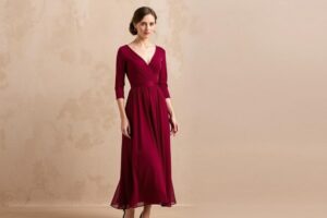 Elegancka sukienka midi w kolorze burgundowym idealna na wesele we wrześniu