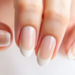 Klasyczne paznokcie ślubne w odcieniu nude z delikatnym połyskiem