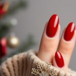 Klasyczny czerwony manicure hybrydowy na święta z delikatnymi złotymi akcentami