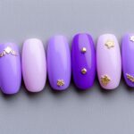 Paznokcie fiolet ze złotem w różnych odcieniach pokazujące symbolikę koloru