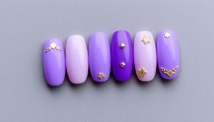 Paznokcie fiolet ze złotem w różnych odcieniach pokazujące symbolikę koloru