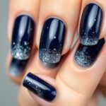 Paznokcie granatowe ze srebrnym brokatem przypominające rozgwieżdżone niebo