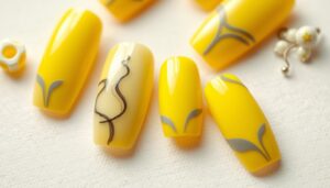 Paznokcie żółte z szarym w różnych stylizacjach ułożone na jasnym tle
