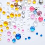 Różnorodne cyrkonie do zdobienia paznokci w różnych kolorach i rozmiarach